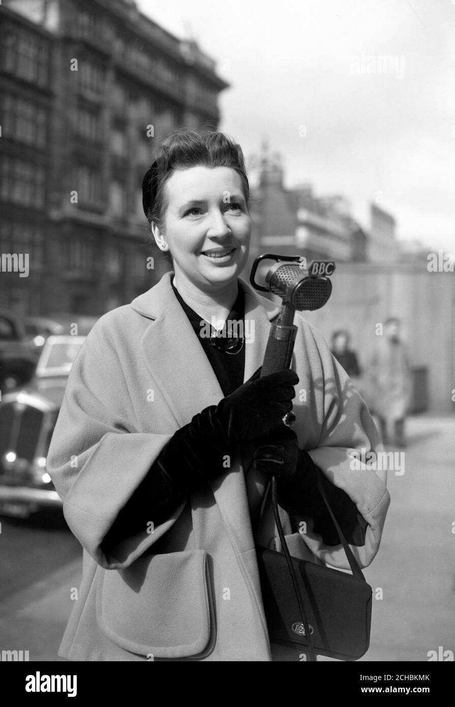 Jean Metcalfe, favori de Woman's Hour, photographié au micro, aura une position clé lorsqu'elle aidera à faire le commentaire Coronation de la BBC. Jean, l'une des quatre femmes commentateurs choisies par la BBC, diffusera-la à partir d'une salle surplombant le quadrilatère de Buckingham Palace et décrira le départ de la reine à l'abbaye de Westminster. Banque D'Images