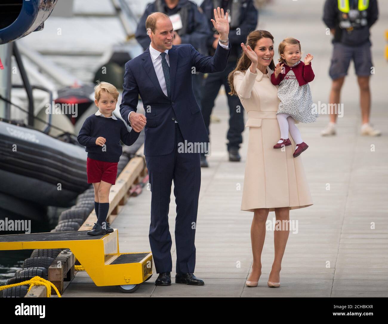 Le duc et la duchesse de Cambridge, le prince George et la princesse Charlotte se détournent vers la foule avant de partir en hydravion de l'aéroport de Victoria Harbour à Victoria, au Canada, le huitième jour de la tournée royale au Canada. APPUYEZ SUR ASSOCIATION photo. Date de la photo: Samedi 1er octobre 2016. Voir l'histoire de l'AP ROYAL Canada. Le crédit photo devrait se lire comme suit : Dominic Lipinski/PA Wire Banque D'Images