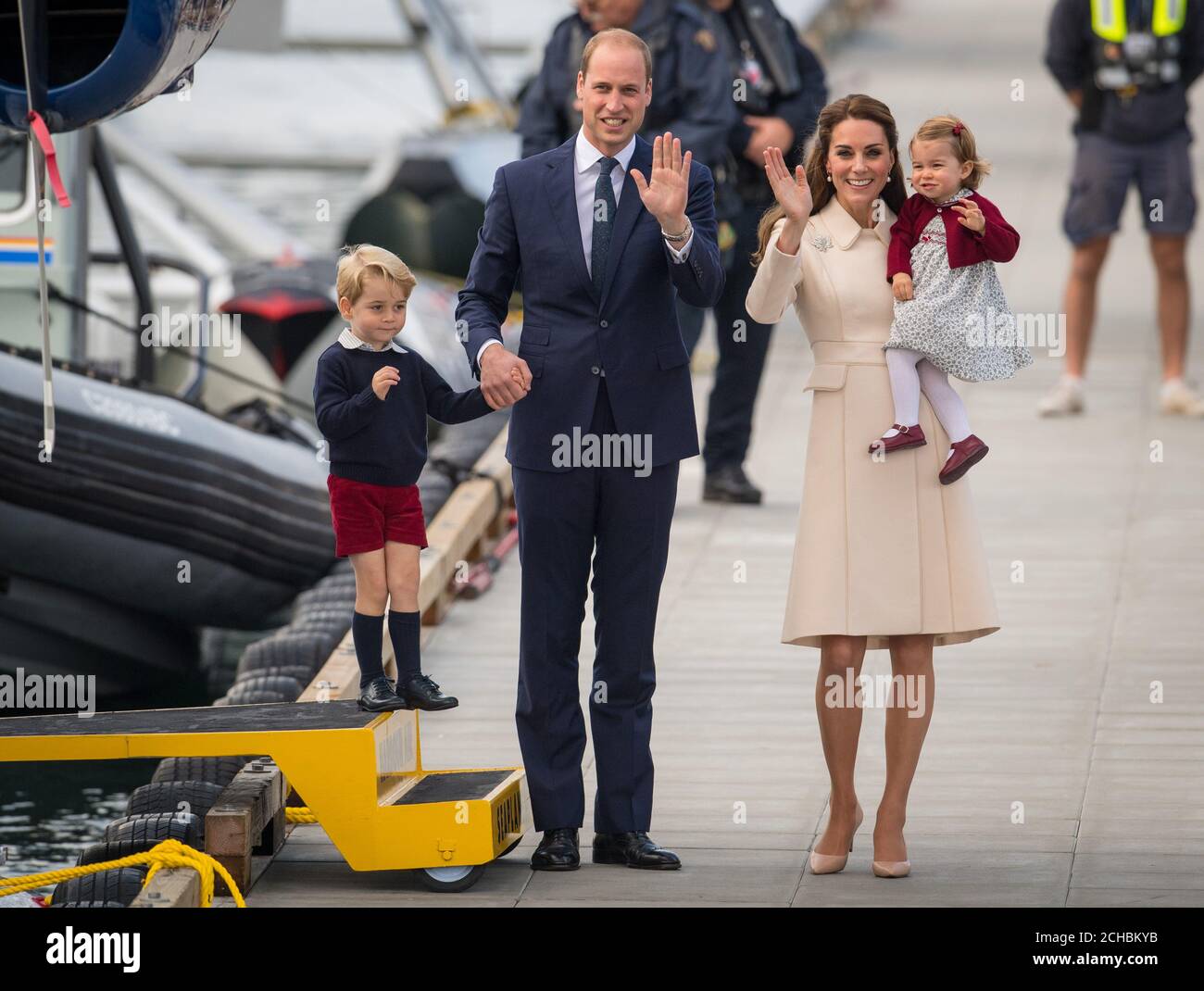 Le duc et la duchesse de Cambridge, le prince George et la princesse Charlotte se détournent vers la foule avant de partir en hydravion de l'aéroport de Victoria Harbour à Victoria, au Canada, le huitième jour de la tournée royale au Canada. APPUYEZ SUR ASSOCIATION photo. Date de la photo: Samedi 1er octobre 2016. Voir l'histoire de l'AP ROYAL Canada. Le crédit photo devrait se lire comme suit : Dominic Lipinski/PA Wire Banque D'Images