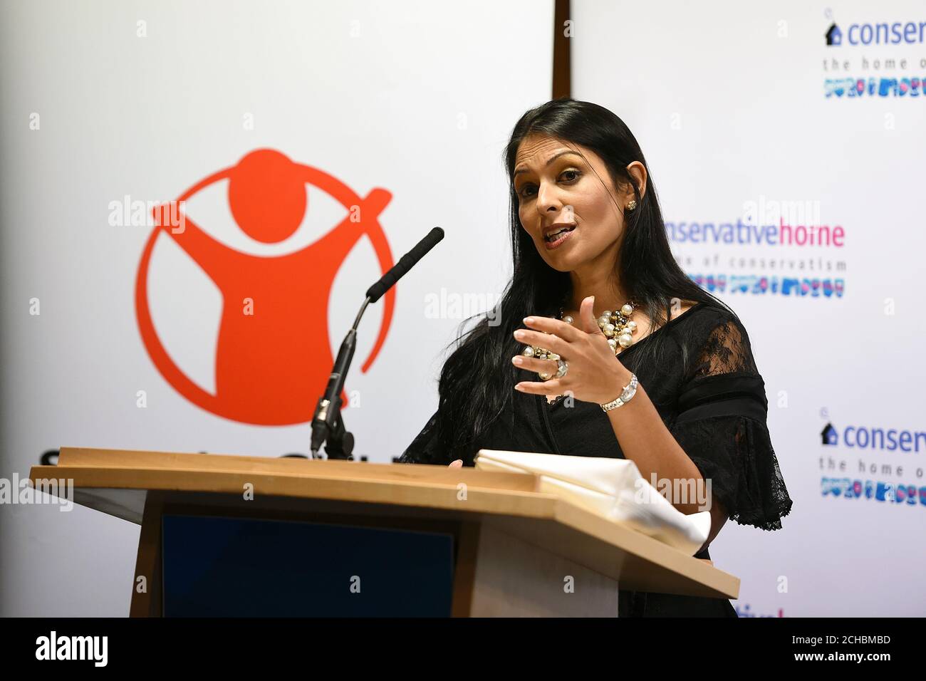 Le député Priti Patel parle à la soirée Save the Children Réception à la conférence du Parti conservateur Banque D'Images