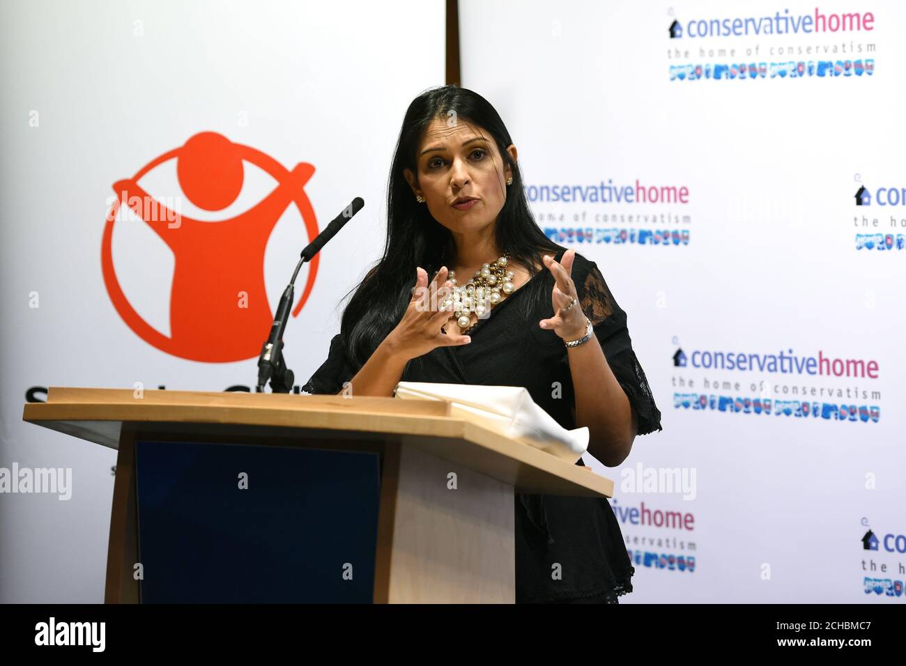 Le député Priti Patel parle à la soirée Save the Children Réception à la conférence du Parti conservateur Banque D'Images