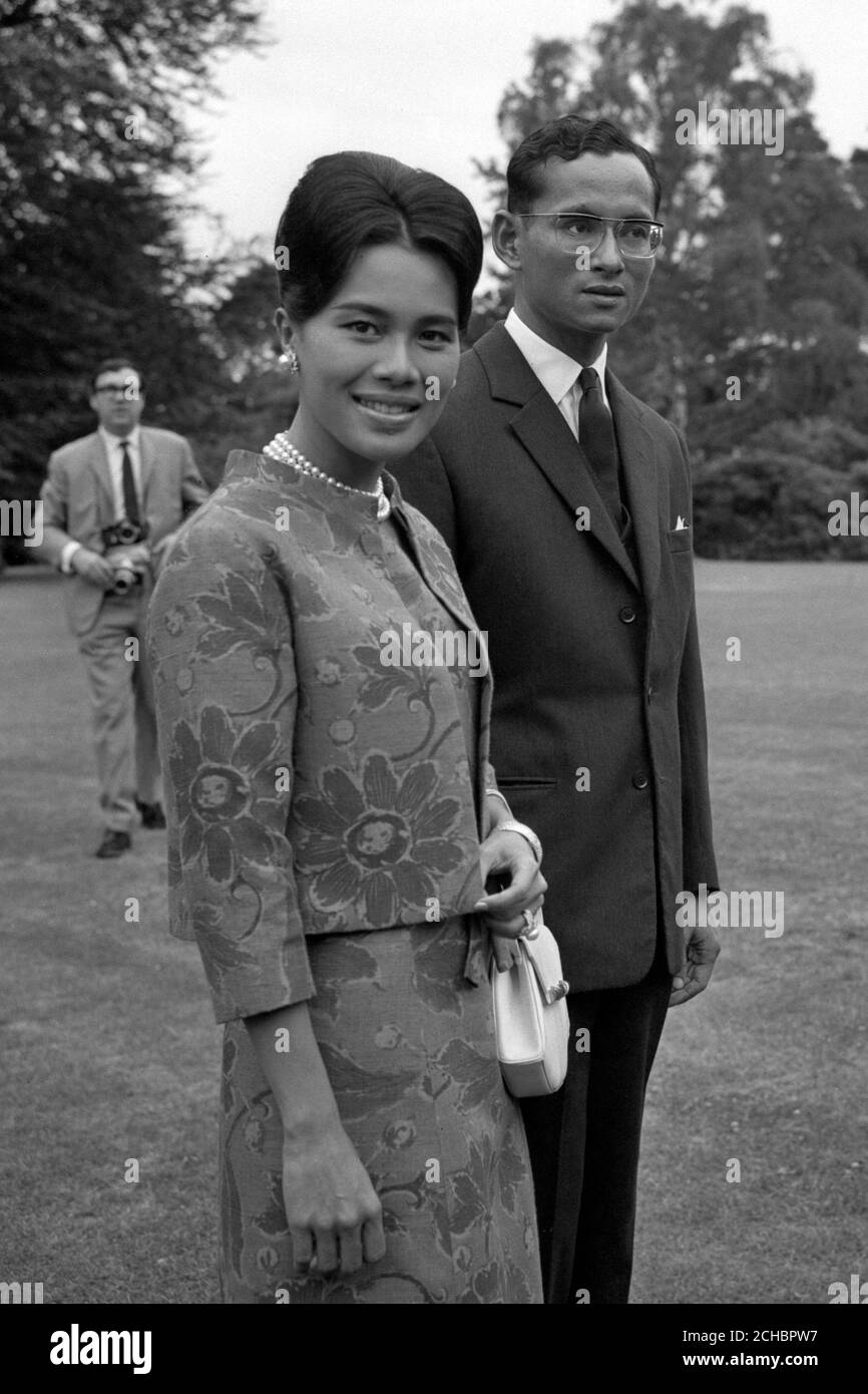 Le roi Bhumibol et la reine Sirikit de Thaïlande à King's Beeches, Sunninghill, Berkshire. Banque D'Images