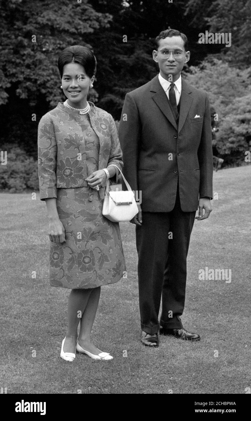 Le roi Bhumibol et la reine Sirikit de Thaïlande à King's Beeches, Sunninghill, Berkshire, où ils séjournaient pendant leur visite de 10 semaines en Grande-Bretagne. Banque D'Images