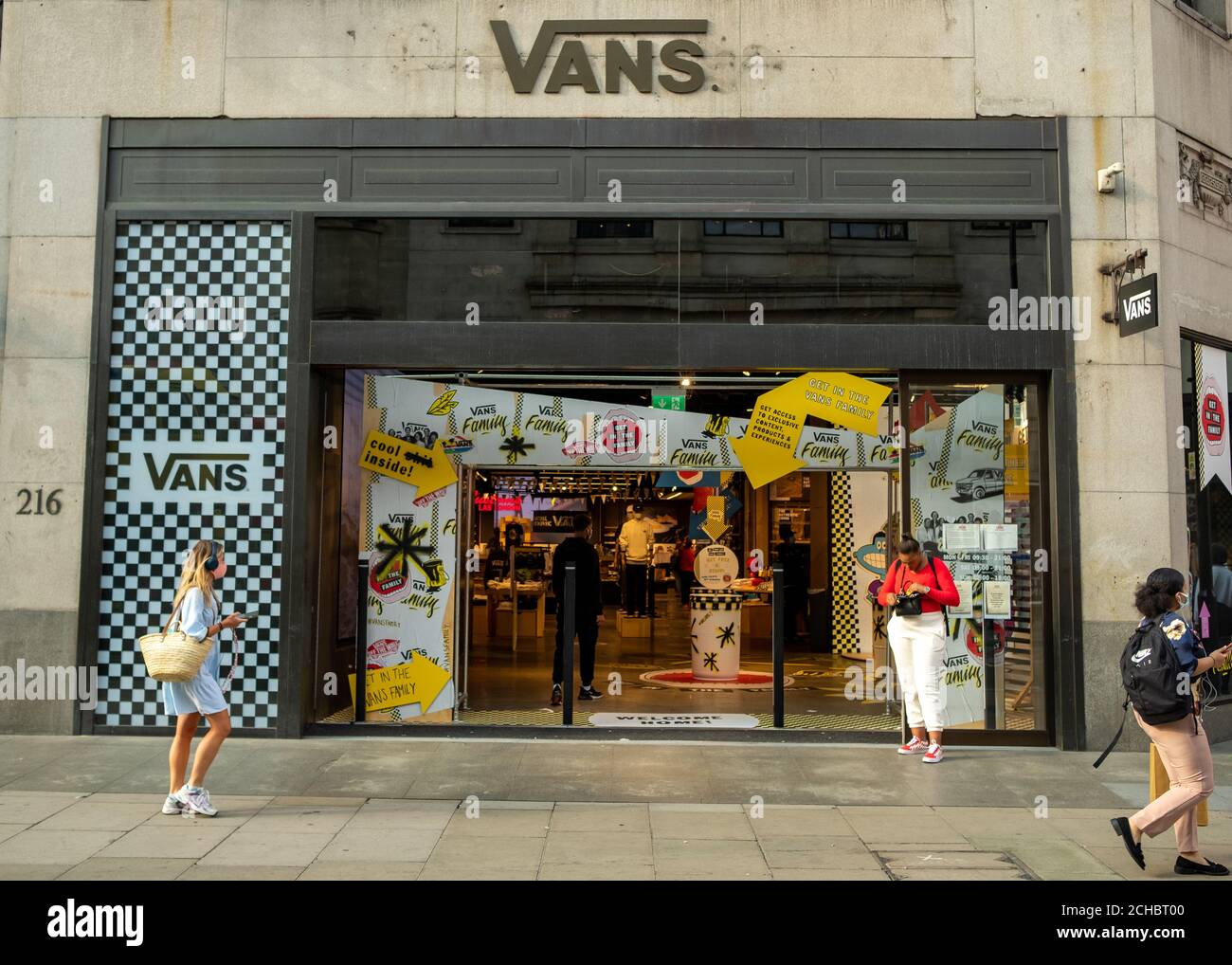 Londres - septembre 2020 : les clients qui marchent devant le magasin Vans  d'Oxford Street dans l'extrémité ouest Photo Stock - Alamy