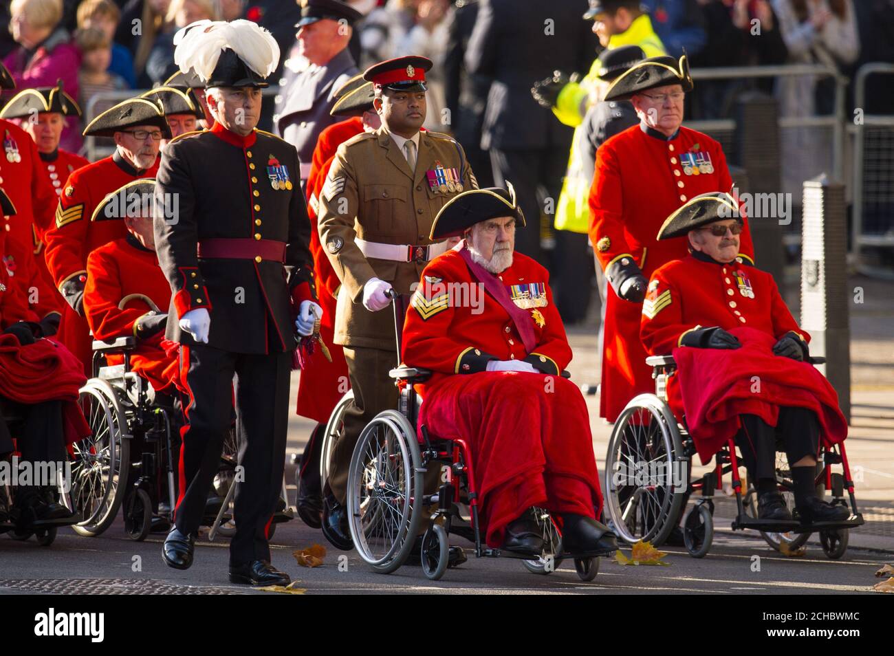 Johnson Beharry (centre, marche) et Bill Speakman (centre, en fauteuil roulant), récipiendaires de la Croix de Victoria, lors du service annuel du dimanche du souvenir au monument commémoratif de Cenotaph à Whitehall, dans le centre de Londres, tenu en hommage aux membres des forces armées qui sont morts dans des conflits majeurs. APPUYEZ SUR ASSOCIATION photo. Date de la photo: Dimanche 13 novembre 2016. Voir le Mémorial du souvenir de l'histoire de PA. Le crédit photo devrait se lire comme suit : Dominic Lipinski/PA Wire Banque D'Images