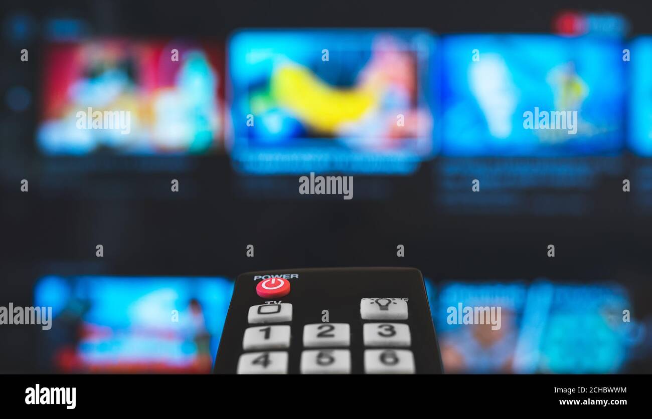 Télécommande pointant sur Smart TV. Banque D'Images