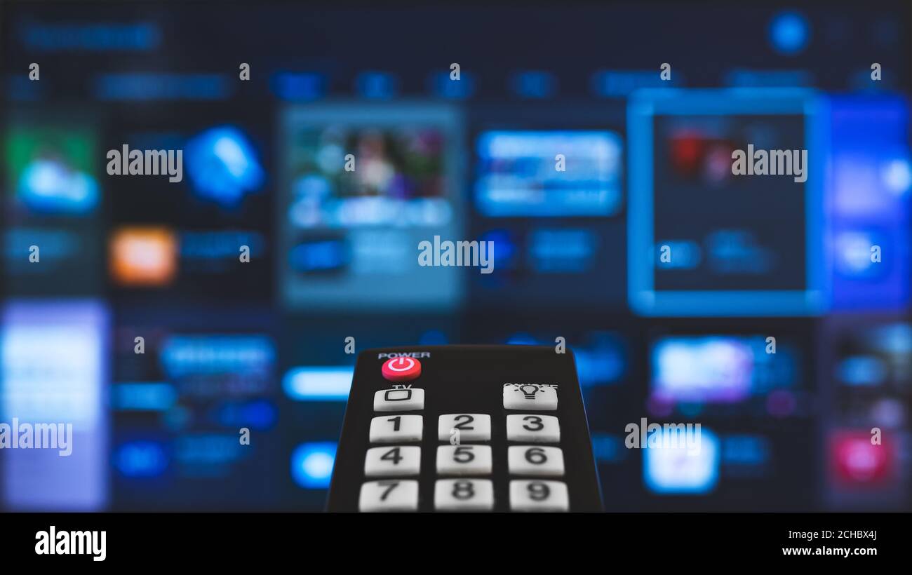 Télécommande pointant sur Smart TV. Banque D'Images