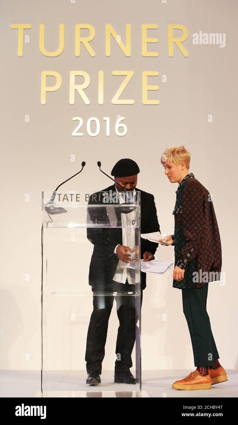 Le poète et romancier nigérian Ben Okri annonce Helen Marten comme lauréate du prix Turner 2016 à Tate Britain. Banque D'Images