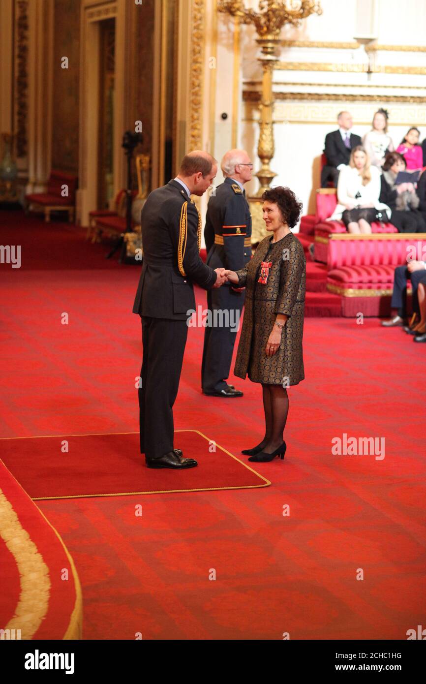 Jennifer Waldman de Londres est faite CBE (commandant de l'ordre de l'Empire britannique) par le duc de Cambridge à Buckingham Palace. Banque D'Images