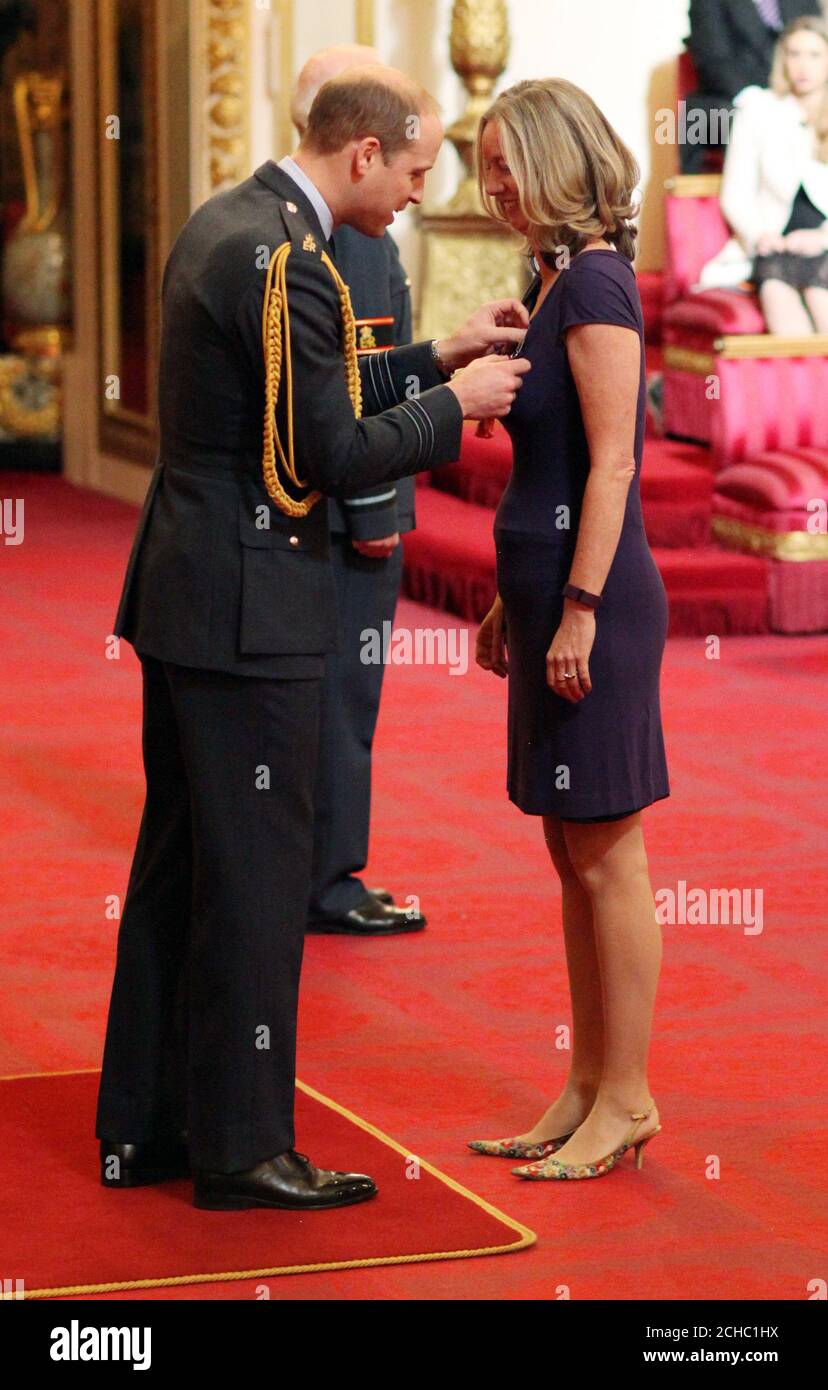 Madame Justine Roberts de Londres est faite CBE (commandant de l'ordre de l'Empire britannique) par le duc de Cambridge à Buckingham Palace. Banque D'Images
