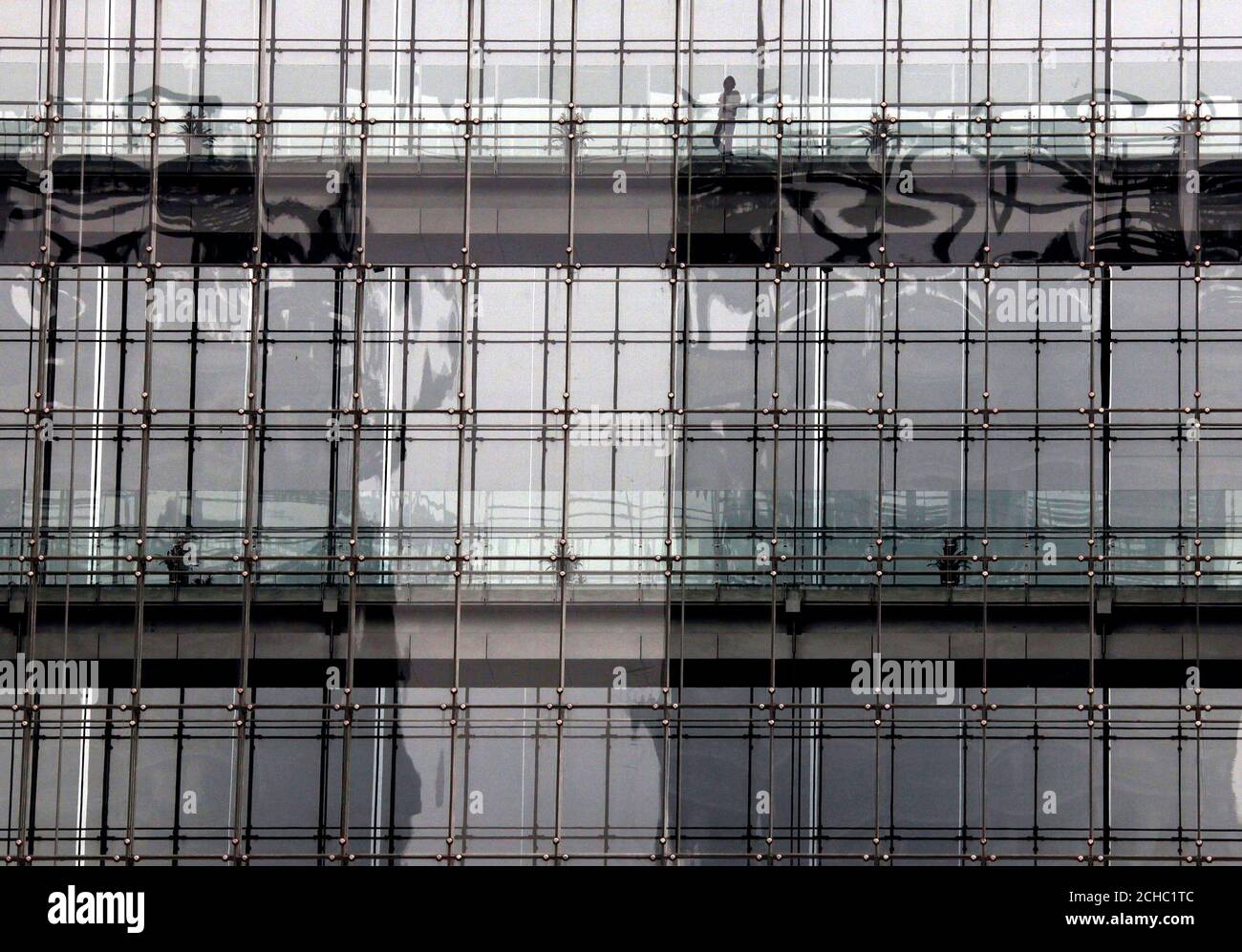 A person stands on a walkway that connects two newly constructed buildings in central Beijing September 1, 2010. The Chinese government's efforts to curb price rises in the property market are beginning to work, a senior government advisor said in remarks published this week. However, the China Banking Regulatory Commission (CBRC) said it will continue to strictly implement existing policies to curb speculative buying in the property market. REUTERS/David Gray (CHINA - Tags: BUSINESS) Banque D'Images