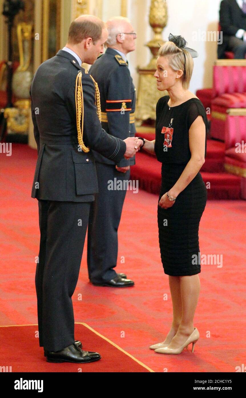 Madame Alexandra Danson de Marlow est faite un MBE (membre de l'ordre de l'Empire britannique) par le duc de Cambridge à Buckingham Palace. Banque D'Images