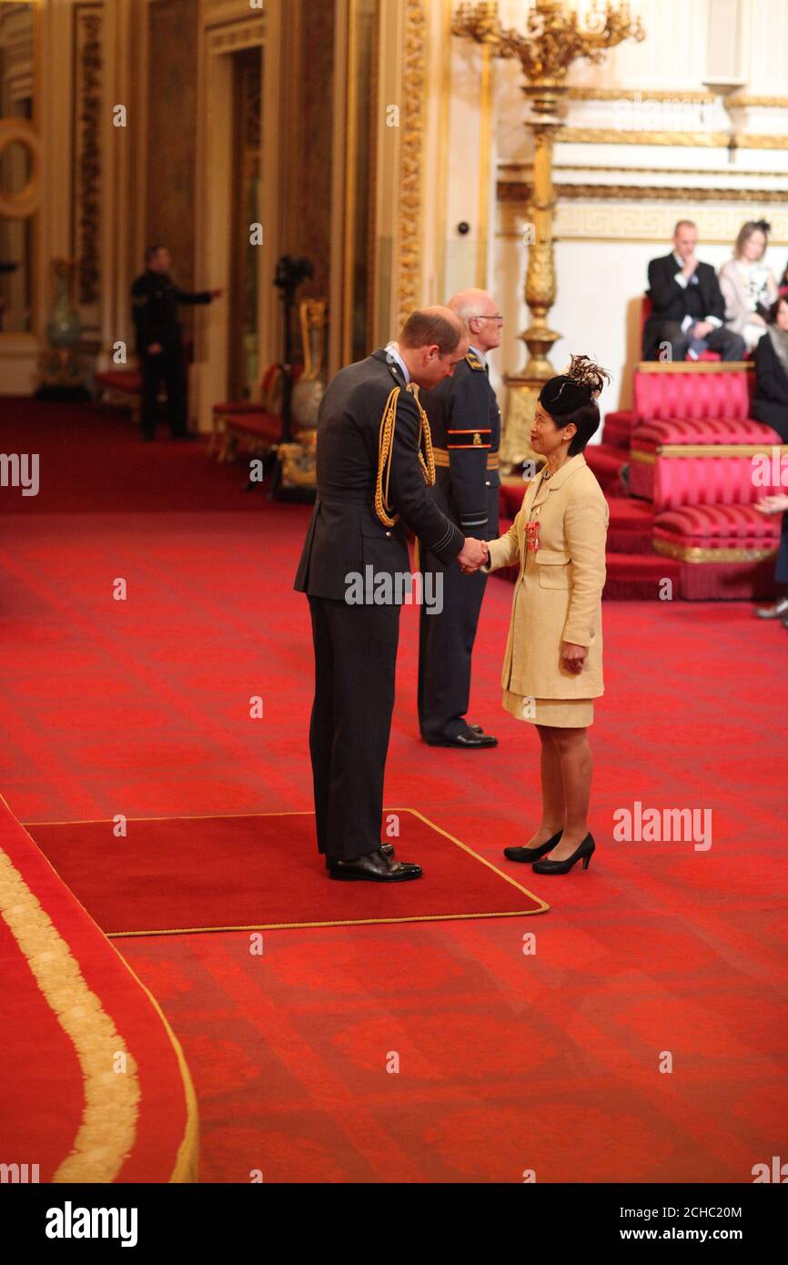 Madame Christiane Wuillamie, de Londres, est nommée OBE (Officier de l'ordre de l'Empire britannique) par le duc de Cambridge au Palais de Buckingham. Banque D'Images