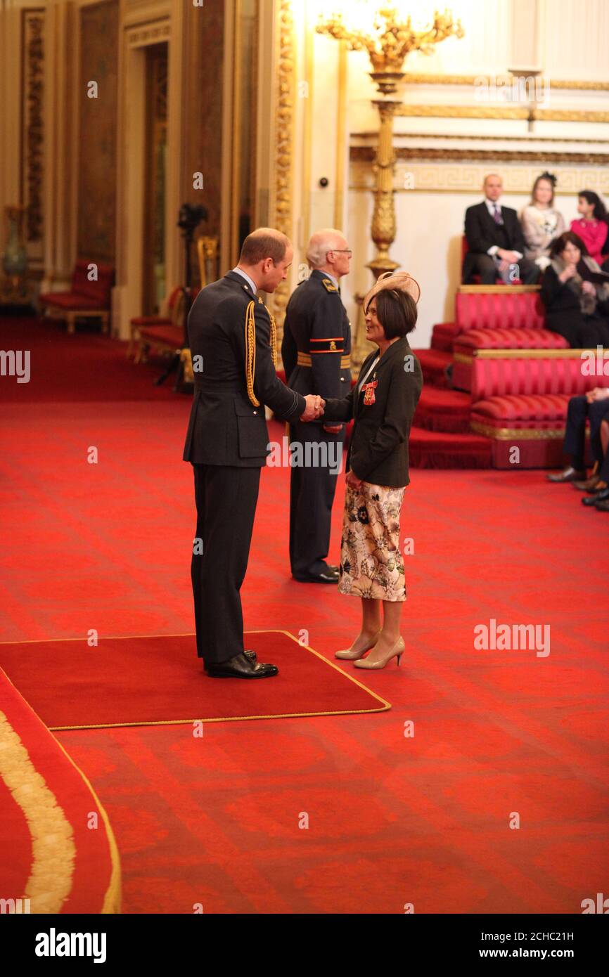 Madame Sara Lewis est faite OBE (Officier de l'ordre de l'Empire britannique) par le duc de Cambridge à Buckingham Palace. Banque D'Images