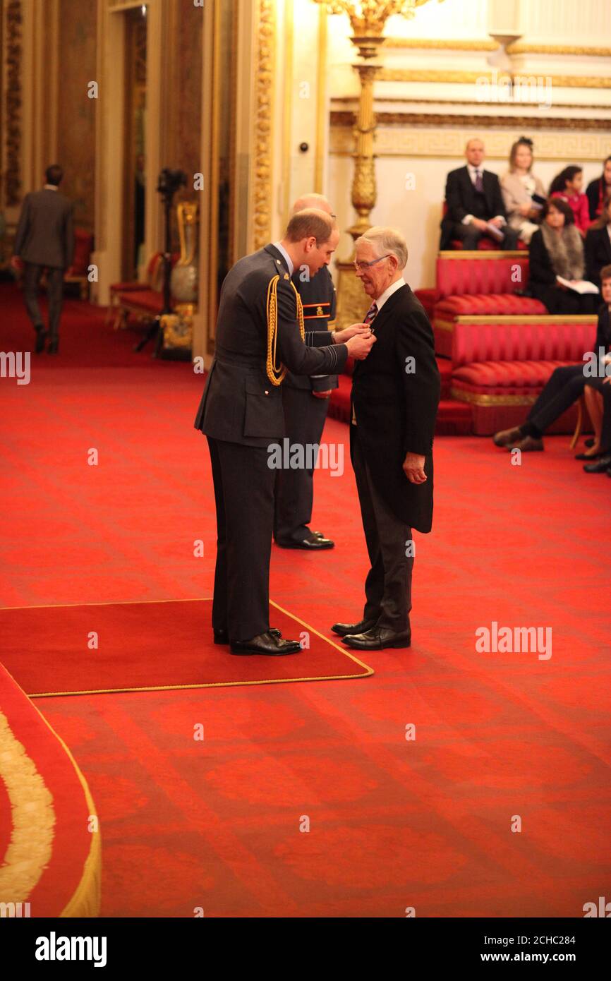 M. Bruce Parker, d'Andover, est nommé MBE (membre de l'ordre de l'Empire britannique) par le duc de Cambridge à Buckingham Palace. Banque D'Images