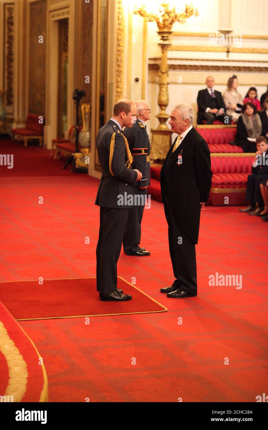 M. Howard Guard, de Radlett, est nommé MBE (membre de l'ordre de l'Empire britannique) par le duc de Cambridge à Buckingham Palace. Banque D'Images
