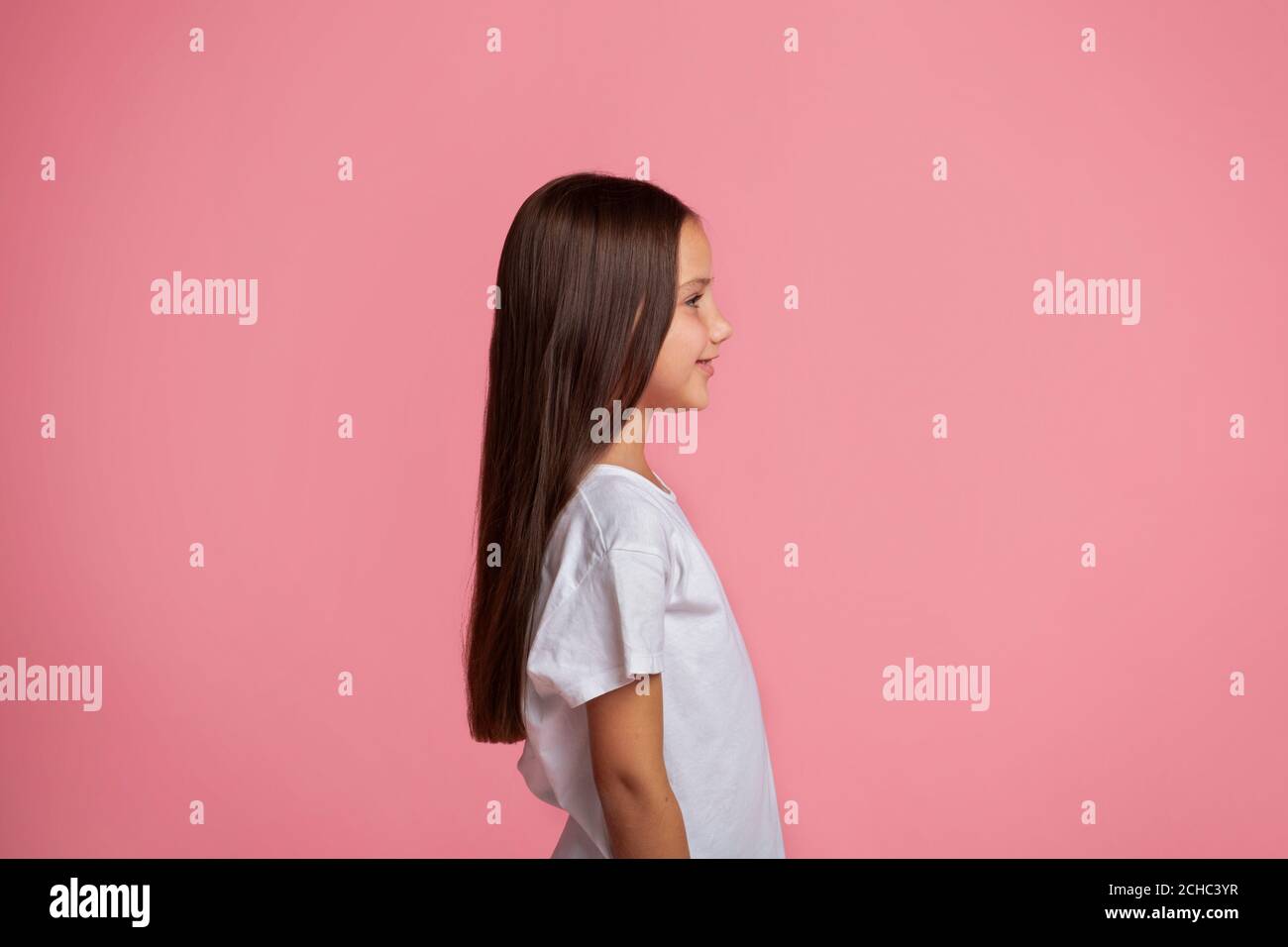 Beauté pure des jeunes. Petit enfant aux cheveux longs Banque D'Images