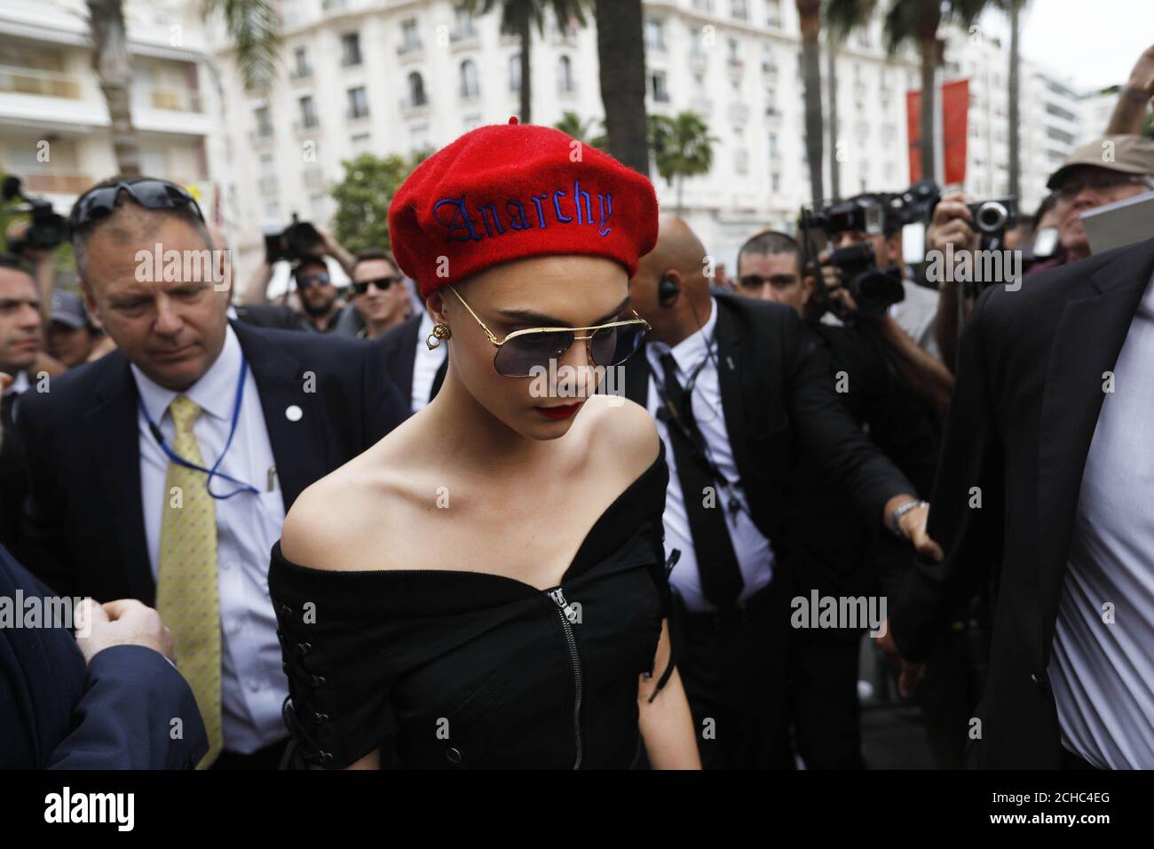 Cara Delevingne arrive à une fête de lancement pour dévoiler la collection de capsules de sac Magnum x Moschino en célébration de la glace Magnum Double à Cannes, en France. Banque D'Images