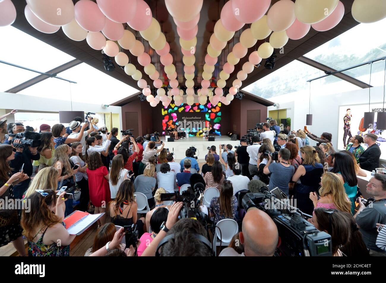 USAGE ÉDITORIAL SEULEMENT Cara Delevingne et Jeremy Scott, directeur de la création Moschino, lors d'une conférence de presse dévoilant la collection de capsules de sac Magnum x Moschino en célébration de la glace Magnum Double à Cannes, en France. Banque D'Images