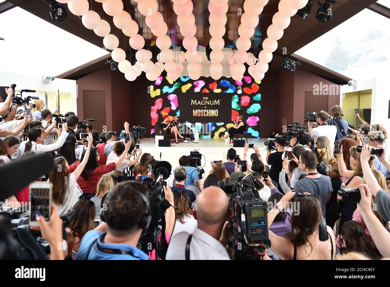 USAGE ÉDITORIAL SEULEMENT Cara Delevingne et Jeremy Scott, directeur de la création Moschino, lors d'une conférence de presse dévoilant la collection de capsules de sac Magnum x Moschino en célébration de la glace Magnum Double à Cannes, en France. Banque D'Images