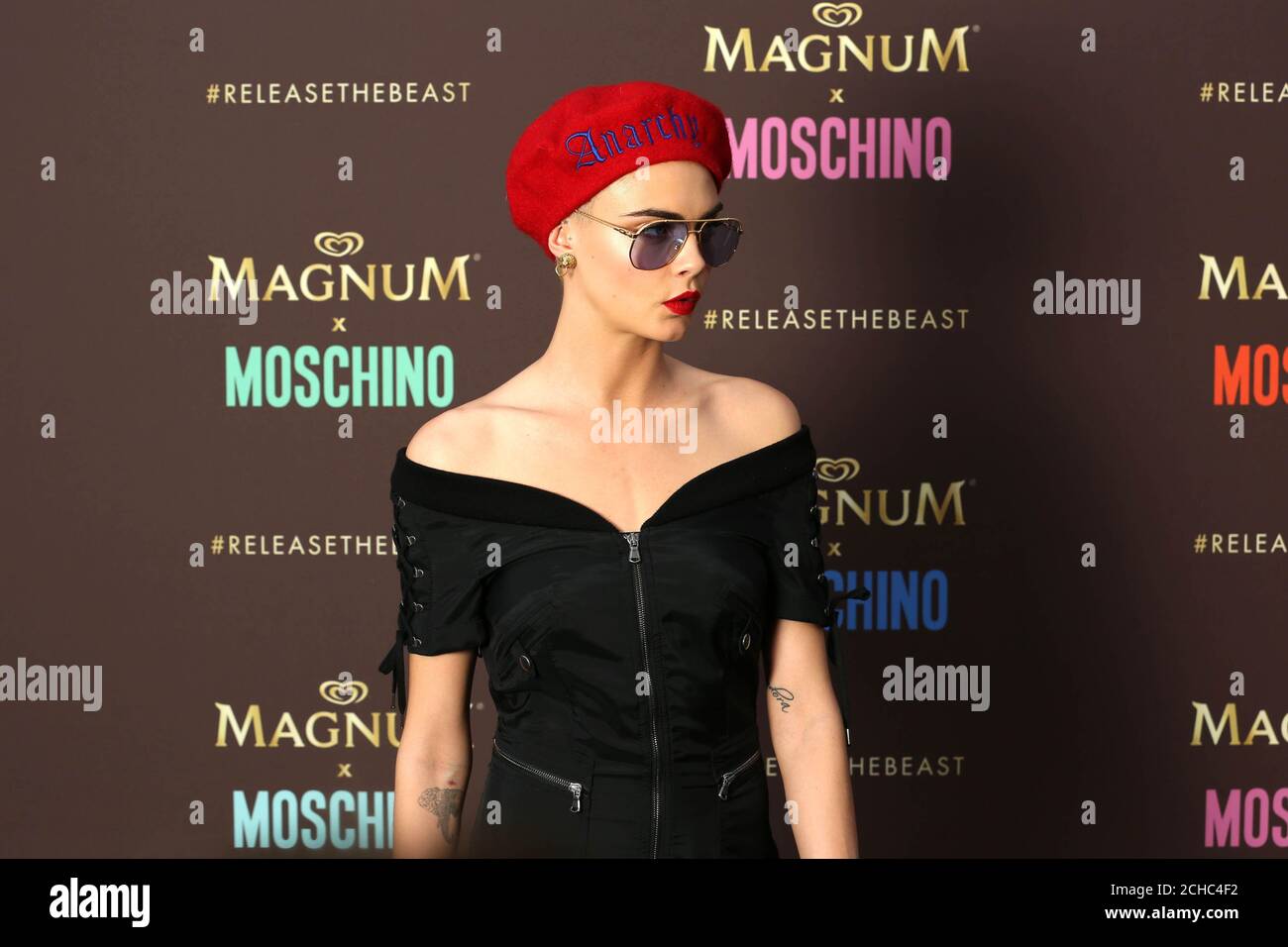 USAGE ÉDITORIAL SEULEMENT Cara Delevingne arrive à une fête de lancement pour dévoiler la collection de capsules de sac Magnum x Moschino en hommage à la crème glacée Magnum Double à Cannes, en France. Banque D'Images