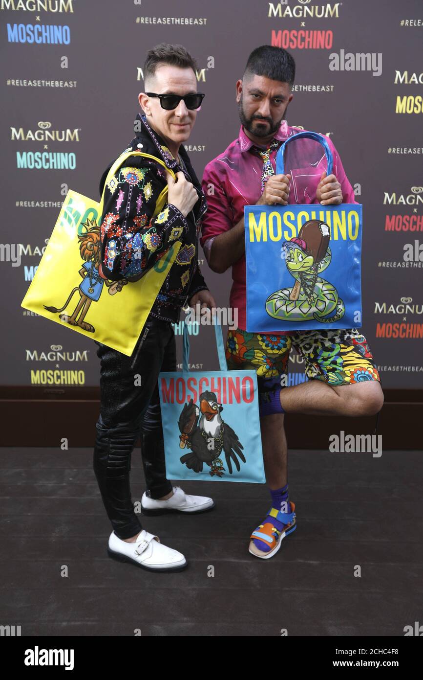 UTILISATION ÉDITORIALE JEREMY Scott, directeur de la création Moschino, et Pablo Olea, responsable de la communication Moschino, dévoilent LA collection de capsules de sac Magnum x Moschino en hommage à la glace Magnum Double à Cannes, en France. Banque D'Images