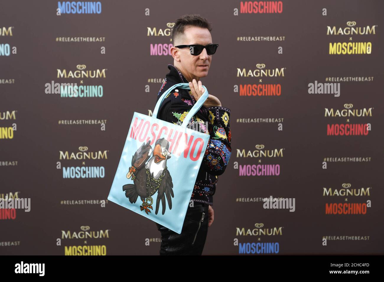 UTILISATION ÉDITORIALE JEREMY Scott, directeur de la création Moschino, dévoile la collection de capsules de sac Magnum x Moschino pour célébrer la glace Magnum Double à Cannes, en France. Banque D'Images