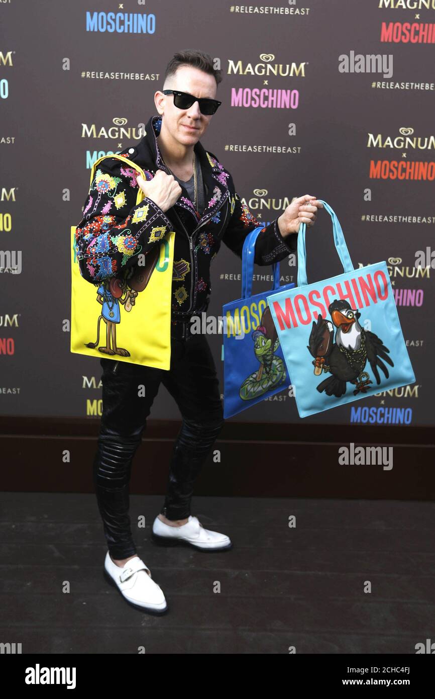 UTILISATION ÉDITORIALE JEREMY Scott, directeur de la création Moschino, dévoile la collection de capsules de sac Magnum x Moschino pour célébrer la glace Magnum Double à Cannes, en France. Banque D'Images