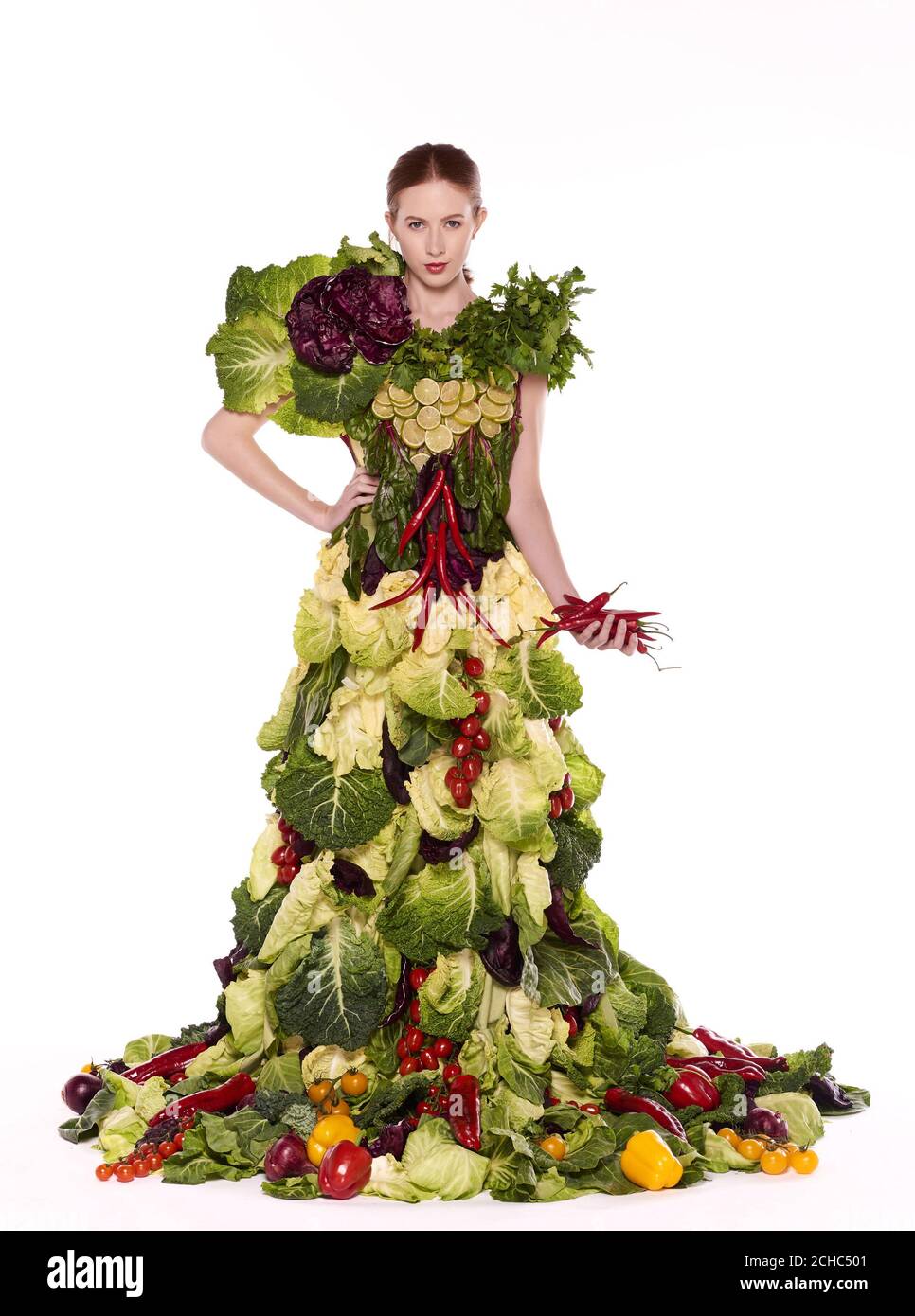 USAGE ÉDITORIAL SEULEMENT Scarlett Howard modèles une des deux robes  entièrement faites à partir d'ingrédients de salade, qui ont été créés pour  lancer le nouveau menu de salade d'été Greggs, à Londres.