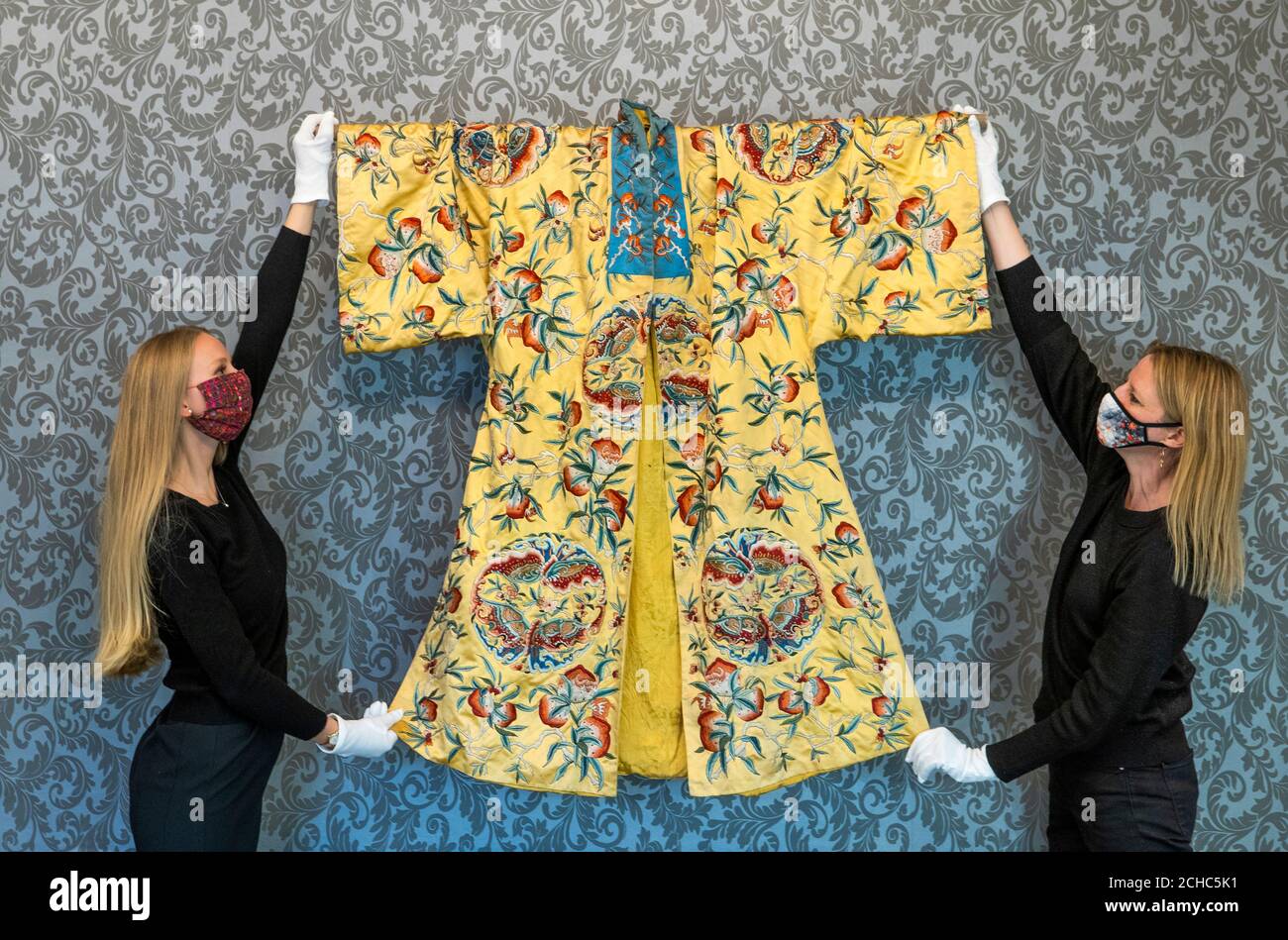 Romy Clark (à gauche) et May Matthews, de Bonhams Edinburgh, présentent une robe de soie chinoise brodée Qing Dynasty (estimation de 800 à 1,200 £) lors d'un appel photo pour la prochaine vente de Home and Interiors, et la vente de sports et de faune, à Bonhams, Édimbourg, le 23 septembre 2020. Banque D'Images