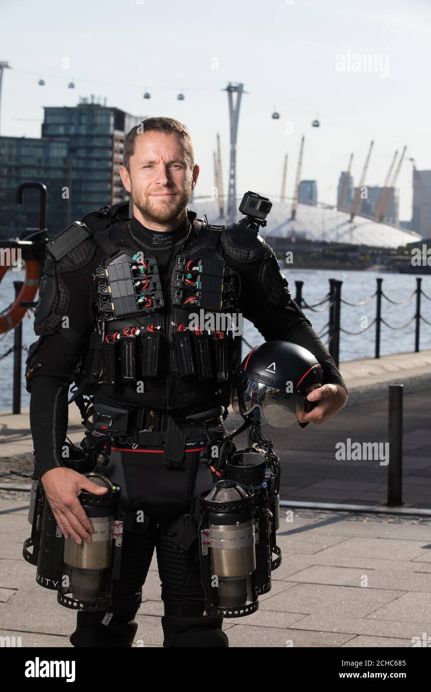 L'inventeur britannique Richard Browning, connu sous le nom de « The & acirc »;€˜Real-Life Iron Man&acirc;€™, présente sa combinaison de vol propulsée par un jet dans le cadre de la London Tech week à Victoria Dock Square, Londres. Banque D'Images