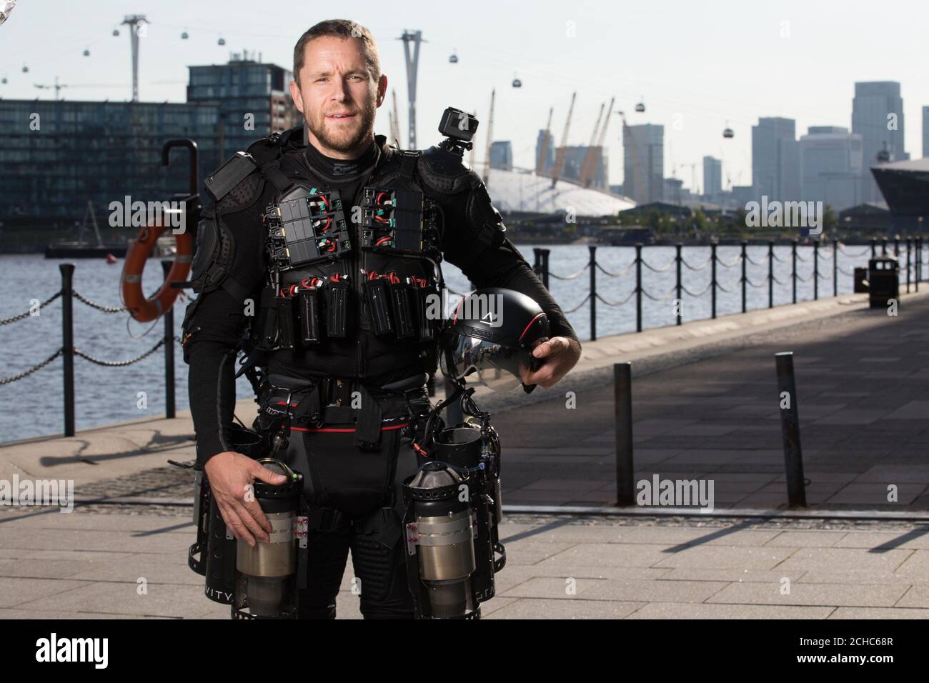 USAGE ÉDITORIAL SEUL l'inventeur britannique Richard Browning, connu sous le nom de « The & Ocirc », véritable Iron Man&Otilde, présente sa combinaison de vol propulsée par un jet dans le cadre de la London Tech week à Victoria Dock Square, Londres. Banque D'Images