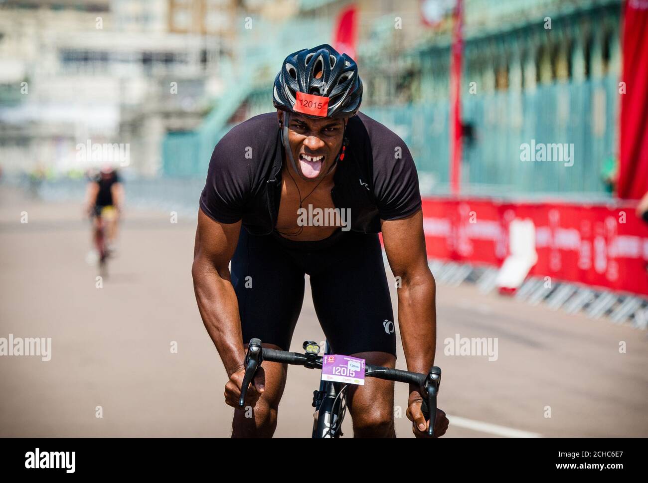 USAGE ÉDITORIAL SEUL UN cycliste célèbre à Brighton après avoir participé au 42e tour en vélo de Londres à Brighton de la British Heart Foundation, soutenu par Tesco et Jaffa. Banque D'Images