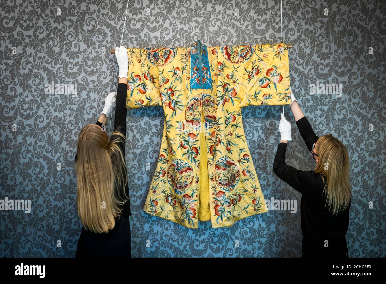 Romy Clark (à gauche) et May Matthews, de Bonhams Edinburgh, présentent une robe de soie chinoise brodée Qing Dynasty (estimation de 800 à 1,200 £) lors d'un appel photo pour la prochaine vente de Home and Interiors, et la vente Sporting and Wildlife, à Bonhams, Édimbourg, le 23 septembre 2020. Banque D'Images