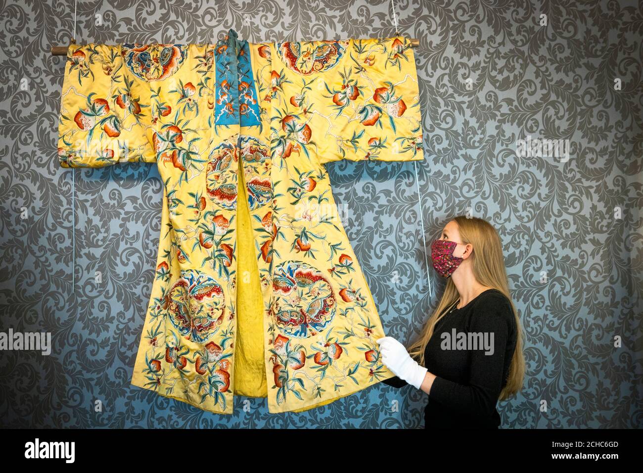 Romy Clark, de Bonhams Edinburgh, présente une robe de soie chinoise brodée Qing Dynasty (environ 800 £ à 1,200 £) lors d'un appel photo pour la prochaine vente Home and Interiors, et la vente Sporting and Wildlife, à Bonhams, Édimbourg, le 23 septembre 2020. Banque D'Images