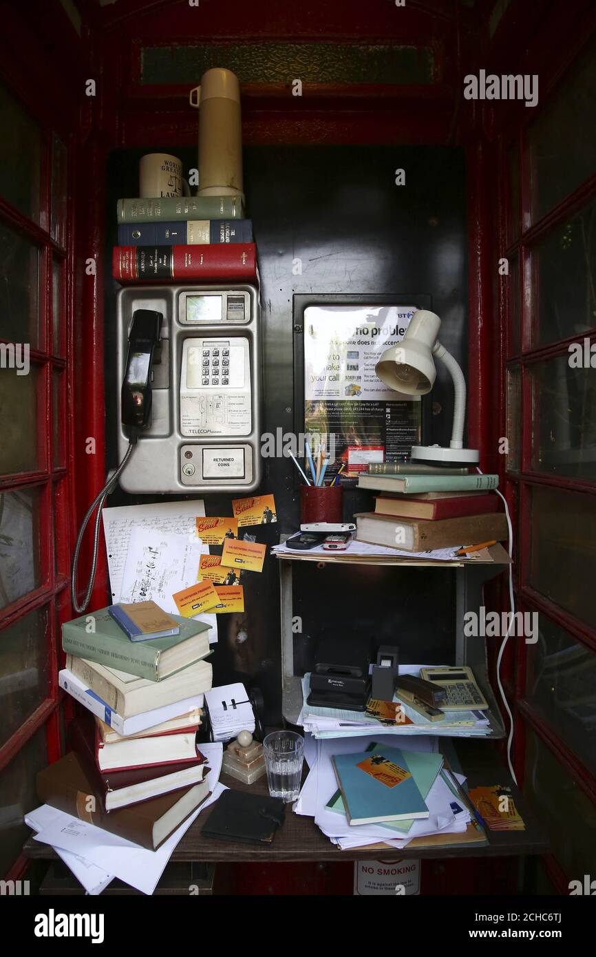 USAGE ÉDITORIAL SEULEMENT vues générales d'une boîte de téléphone BT dans le village de Saül dans Gloucestershire, qui a été transformé en bureau britannique pour Jimmy McGill, le personnage fictif de Better Call Saul, avant sa première sur le réseau de BT TV le mardi 27 juin. Banque D'Images