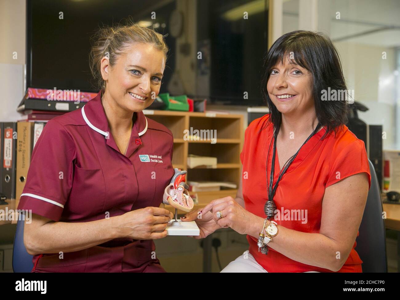 Elizabeth McKeever, infirmière spécialisée en cardiomyopathie, et Maire Gorman de Belfast, qui a reçu un diagnostic de cardiomyopathie hypertrophique (HCM) en janvier 2016, assistent au lancement du Miles Frost Fund, un service national de tests génétiques pour la cardiomyopathie hypertrophique (HCM), Qui a été créé en partenariat avec la British Heart Foundation, à la clinique de cardiologie héritée (ICC) de l'hôpital de Belfast. Banque D'Images