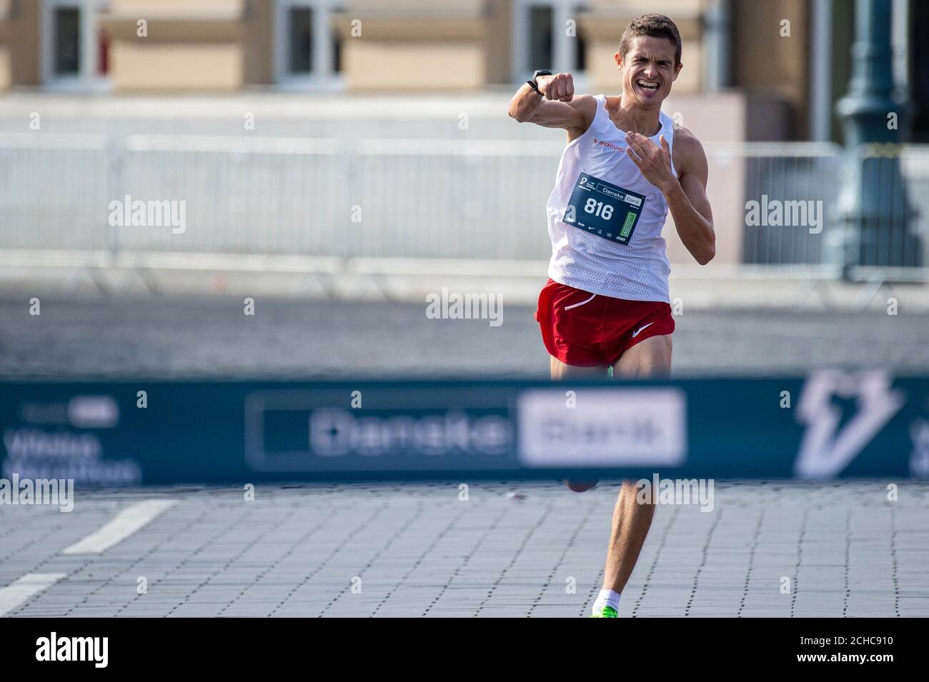 (200914) -- VILNIUS, 14 septembre 2020 (Xinhua) -- le coureur letton Dmitrijs Serjogins sprints lors du Marathon de Vilnius 2020 à Vilnius, Lituanie, 13 septembre 2020. (Photo d'Alfredas Pliadis/Xinhua) Banque D'Images