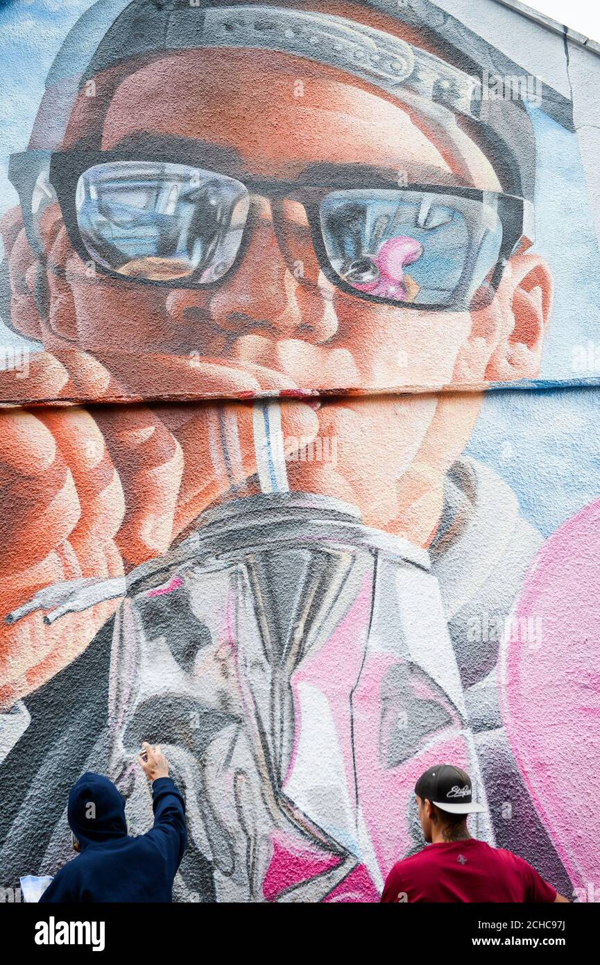 Graffiti artistes 'Fanakapan' (gauche) et 'Insane5' travailler sur une immense fresque sur une maison qu'ils prennent part à un Upfest, street art et graffiti festival à Bristol. Banque D'Images