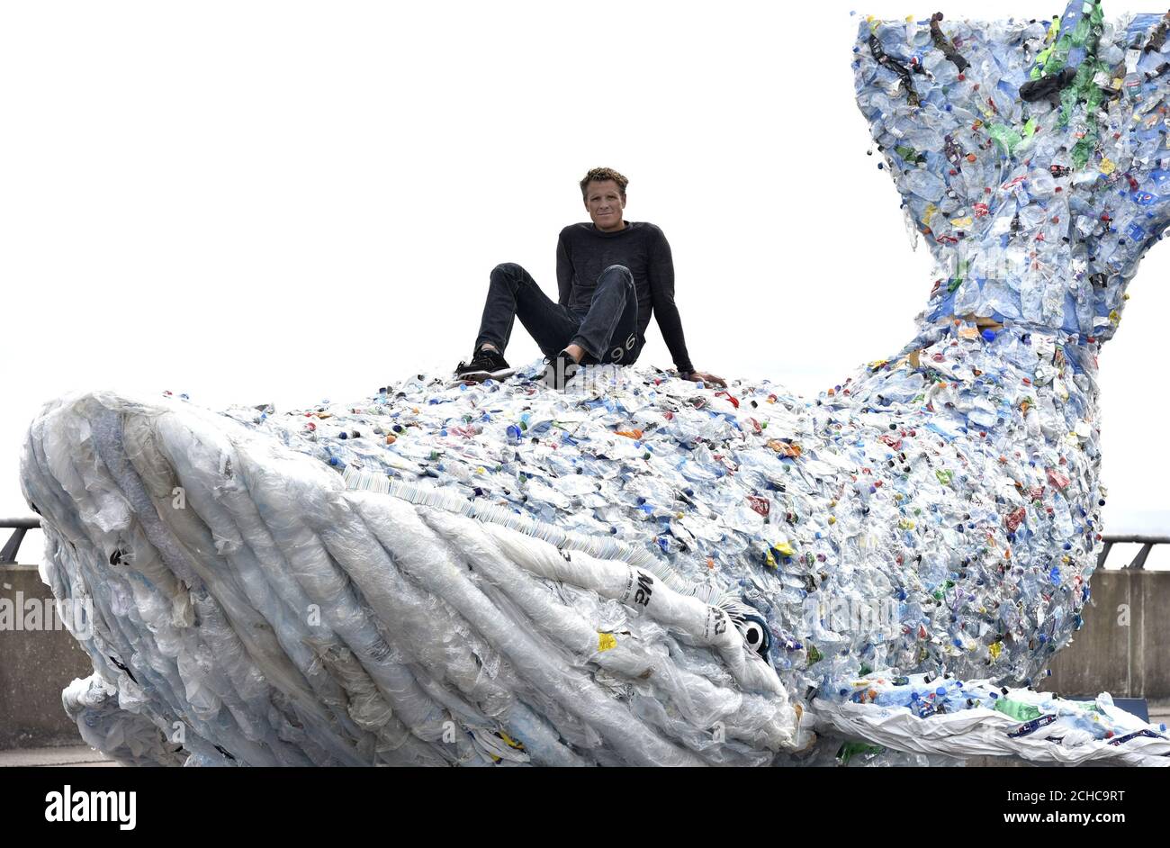 USAGE ÉDITORIAL SEULEMENT James Cracknell, médaillé d'or aux Jeux olympiques double, se joint à Sky Ocean Rescue pour dévoiler une baleine de 10 mètres de long dans la baie de Cardiff, au pays de Galles, entièrement fabriquée à partir de plastique recyclé récupéré de l'océan, de nettoyages de plage et d'usines de recyclage locales afin de sensibiliser le public à la question de la santé des océans. Banque D'Images