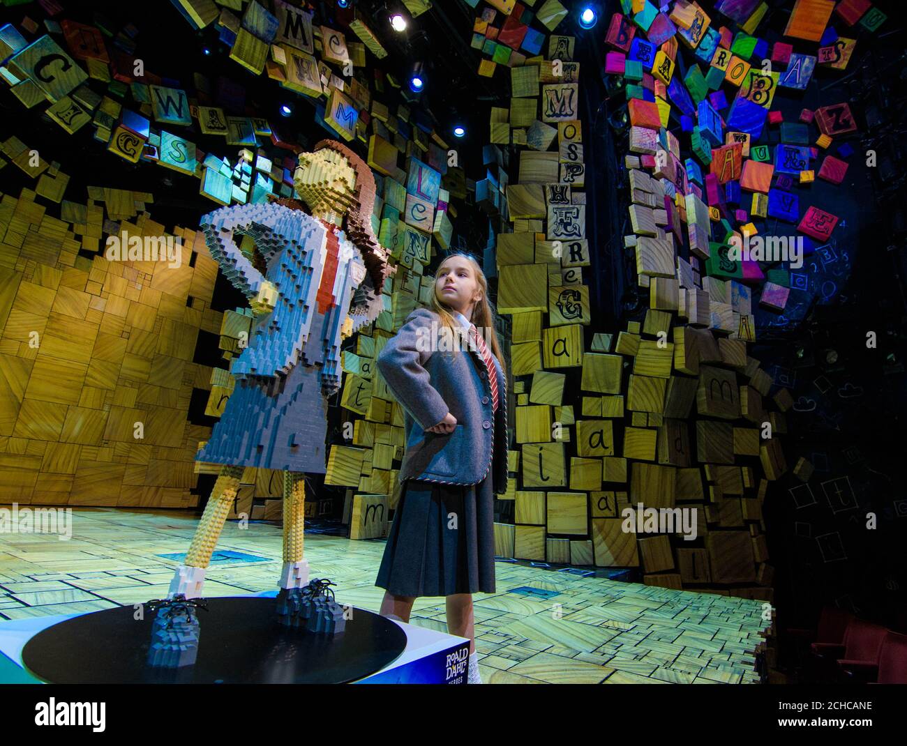 L'actrice Emma Moore, qui joue Matilda dans le spectacle musical Matilda The musical de la Royal Shakespeare Company au Cambridge Theatre, présente une construction en briques LEGO unique du personnage Matilda, pour célébrer le jour de Roald Dahl, qui marque l'anniversaire du conteur le 13 septembre à Londres. Banque D'Images