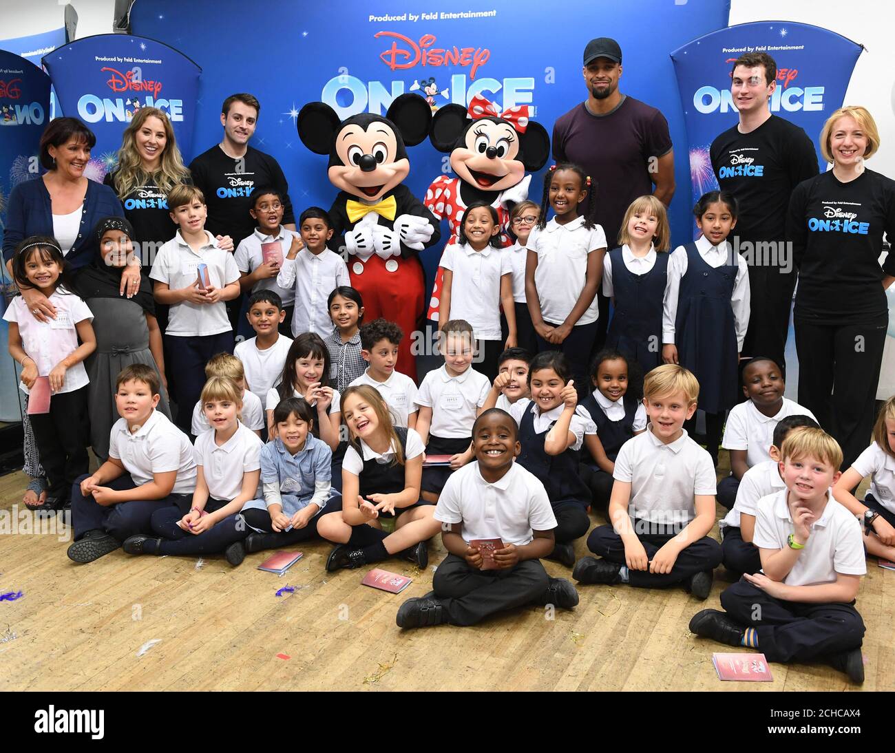 Ashley Banjo (troisième à droite à l'arrière) accueille un atelier de danse avec des enfants de la Chisenhale Primary School dans le cadre du programme Fit to Dance, devant Disney on Ice qui se présente au Royaume-Uni cet automne.ASSOCIATION DE PRESSE.Date de la photo: Mercredi 13 2017 septembre.Disney on Ice présente le « Passeport pour l'aventure » qui présente le Roi Lion, la petite Sirène, Frozen et Peter Pan.Chaque spectacle commence par un pré-spectacle Fit to Dance qui invite le public à se réchauffer avec les personnages de Zootropolis avant le début du patinage. Banque D'Images