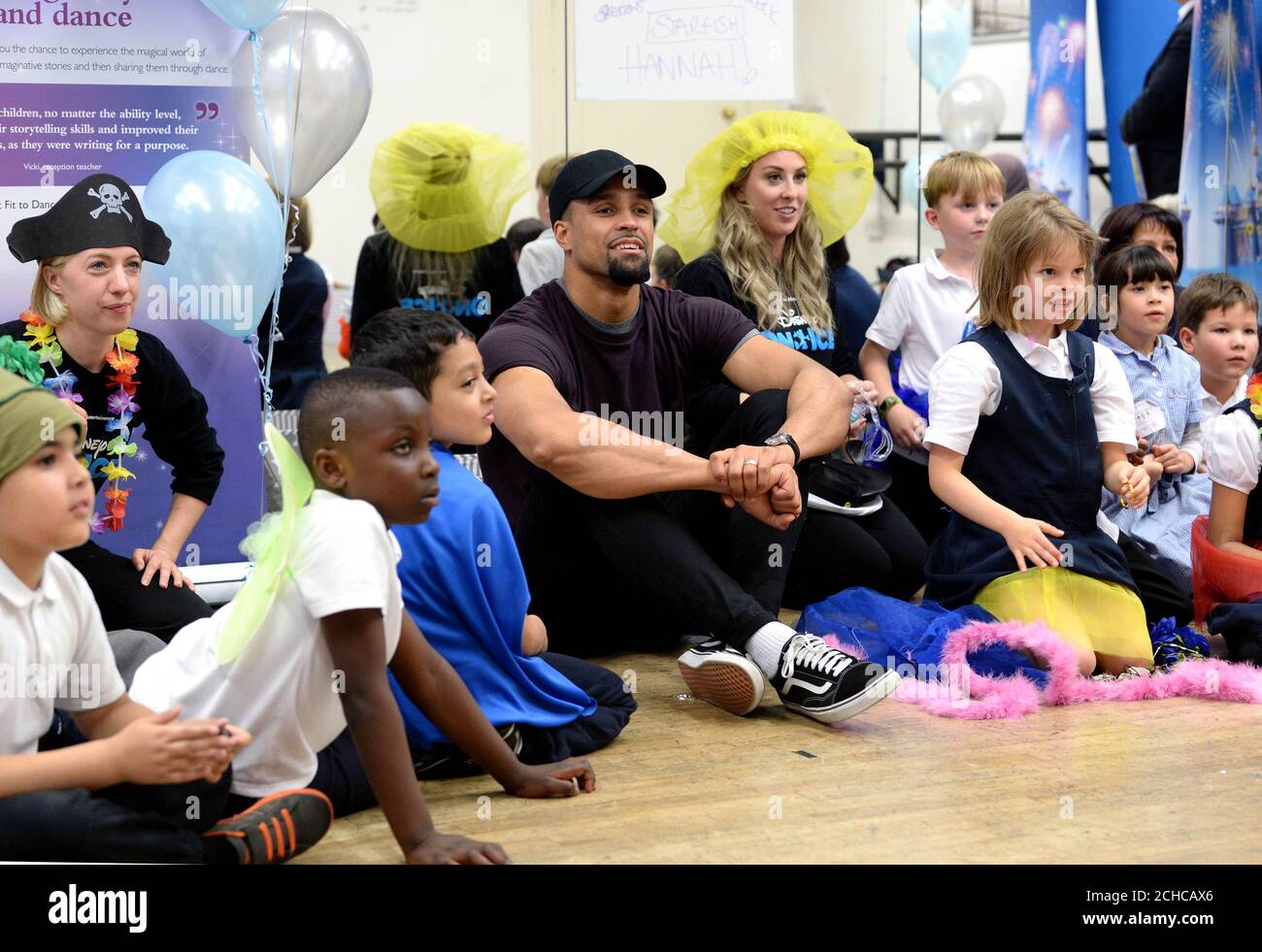 Ashley Banjo (au centre) accueille un atelier de danse avec des enfants de l'école primaire de Chisenhale dans le cadre du programme Fit to Dance en prévision de l'arrivée de Disney on Ice au Royaume-Uni cet automne. ASSOCIATION DE PRESSE. Date de la photo: Mercredi 13 2017 septembre. Disney on Ice présente ÔPassport to Adventure' qui présente le Roi Lion, la petite Sirène, Frozen et Peter Pan. Chaque spectacle commence par un pré-spectacle Fit to Dance qui invite le public à se réchauffer avec les personnages de Zootropolis avant le début du patinage. Le spectacle sera en tournée au Royaume-Uni du 22 septembre au 30 décembre en visite à Glasgow, Banque D'Images