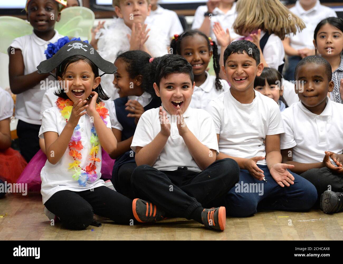 Les enfants de l'école primaire de Chisenhale participent à un atelier Fit to Dance en prévision de l'arrivée de Disney on Ice au Royaume-Uni cet automne. ASSOCIATION DE PRESSE. Date de la photo: Mercredi 13 2017 septembre. Disney on Ice présente ÔPassport to Adventure' qui présente le Roi Lion, la petite Sirène, Frozen et Peter Pan. Chaque spectacle commence par un pré-spectacle Fit to Dance qui invite le public à se réchauffer avec les personnages de Zootropolis avant le début du patinage. Le spectacle sera en tournée au Royaume-Uni du 22 septembre au 30 décembre en visite à Glasgow, Newcastle, Manchester, Birmingham, Sheffi Banque D'Images