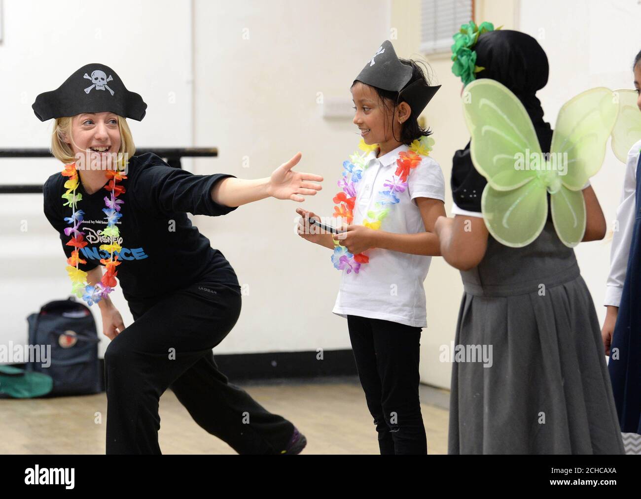 UTILISATION ÉDITORIALE SEULEMENT les enfants de l'école primaire de Chisenhale dansent avec les patineurs sur glace de Disney dans un atelier de Fit to Dance devant Disney on Ice qui arrive au Royaume-Uni cet automne. ASSOCIATION DE PRESSE. Date de la photo: Mercredi 13 2017 septembre. Disney on Ice présente ÔPassport à AdventureÕ qui présente le Roi Lion, la petite Sirène, Frozen et Peter Pan. Chaque spectacle commence par un pré-spectacle Fit to Dance qui invite le public à se réchauffer avec les personnages de Zootropolis avant le début du patinage. Le spectacle sera en tournée au Royaume-Uni du 22 septembre au 30 décembre en visite à Glasgow, Newcastle, Man Banque D'Images