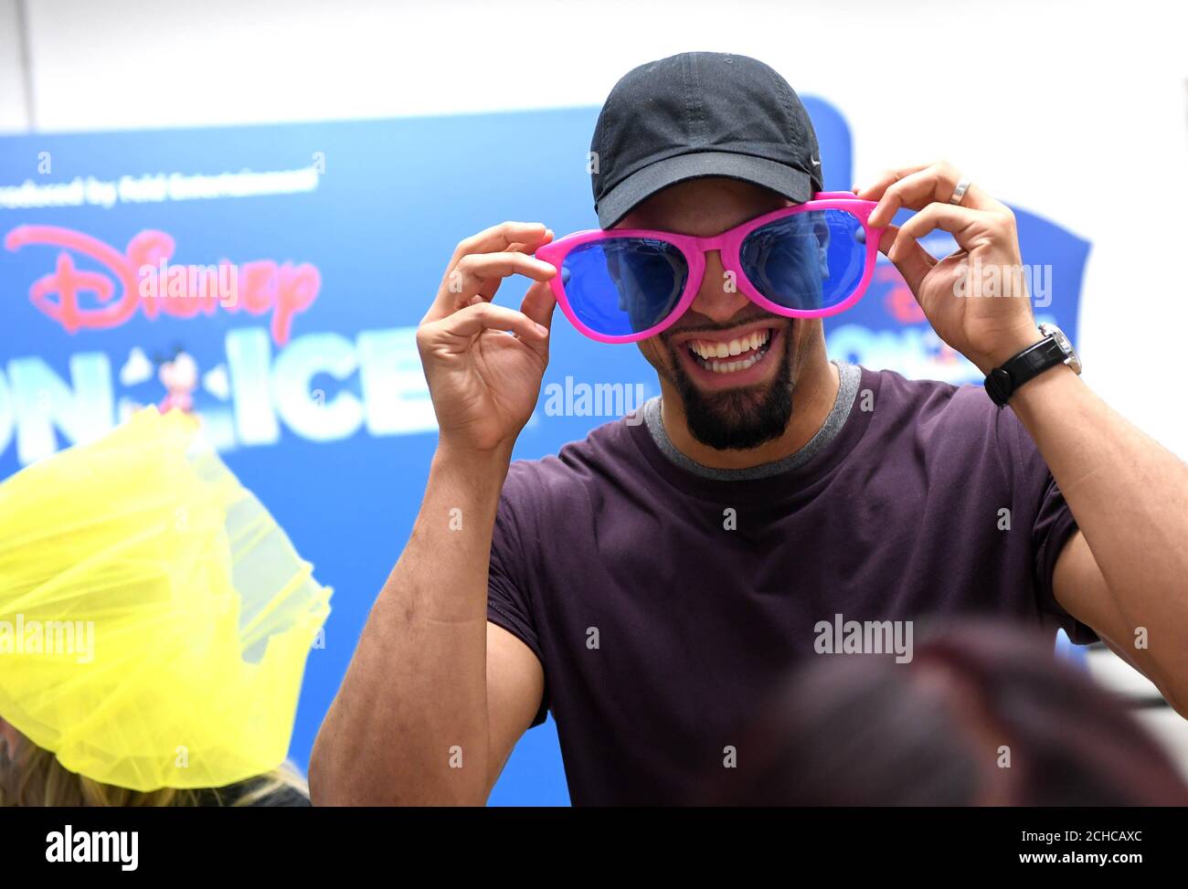 USAGE ÉDITORIAL EXCLUSIF Ashley Banjo organise un atelier de danse avec des enfants de l'école primaire de Chisenhale dans le cadre du programme Fit to Dance en prévision de l'arrivée de Disney on Ice au Royaume-Uni cet automne. ASSOCIATION DE PRESSE. Date de la photo: Mercredi 13 2017 septembre. Disney on Ice présente ÔPassport à AdventureÕ qui présente le Roi Lion, la petite Sirène, Frozen et Peter Pan. Chaque spectacle commence par un pré-spectacle Fit to Dance qui invite le public à se réchauffer avec les personnages de Zootropolis avant le début du patinage. Le spectacle sera en tournée au Royaume-Uni du 22 septembre au 30 décembre en visite à Glasgow, Banque D'Images