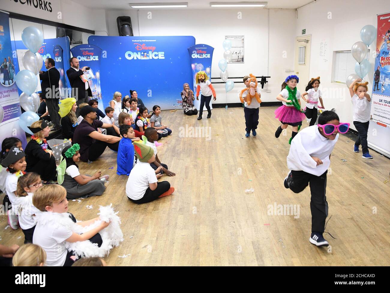 UTILISATION ÉDITORIALE SEULEMENT Ashley Banjo (assis à gauche au centre) accueille un atelier de danse avec des enfants de l'école primaire de Chisenhale dans le cadre du programme Fit to Dance en prévision de l'arrivée de Disney on Ice au Royaume-Uni cet automne. ASSOCIATION DE PRESSE. Date de la photo: Mercredi 13 2017 septembre. Disney on Ice présente ÔPassport à AdventureÕ qui présente le Roi Lion, la petite Sirène, Frozen et Peter Pan. Chaque spectacle commence par un pré-spectacle Fit to Dance qui invite le public à se réchauffer avec les personnages de Zootropolis avant le début du patinage. Le spectacle sera en tournée au Royaume-Uni du 22 septembre au 30 décembre Banque D'Images