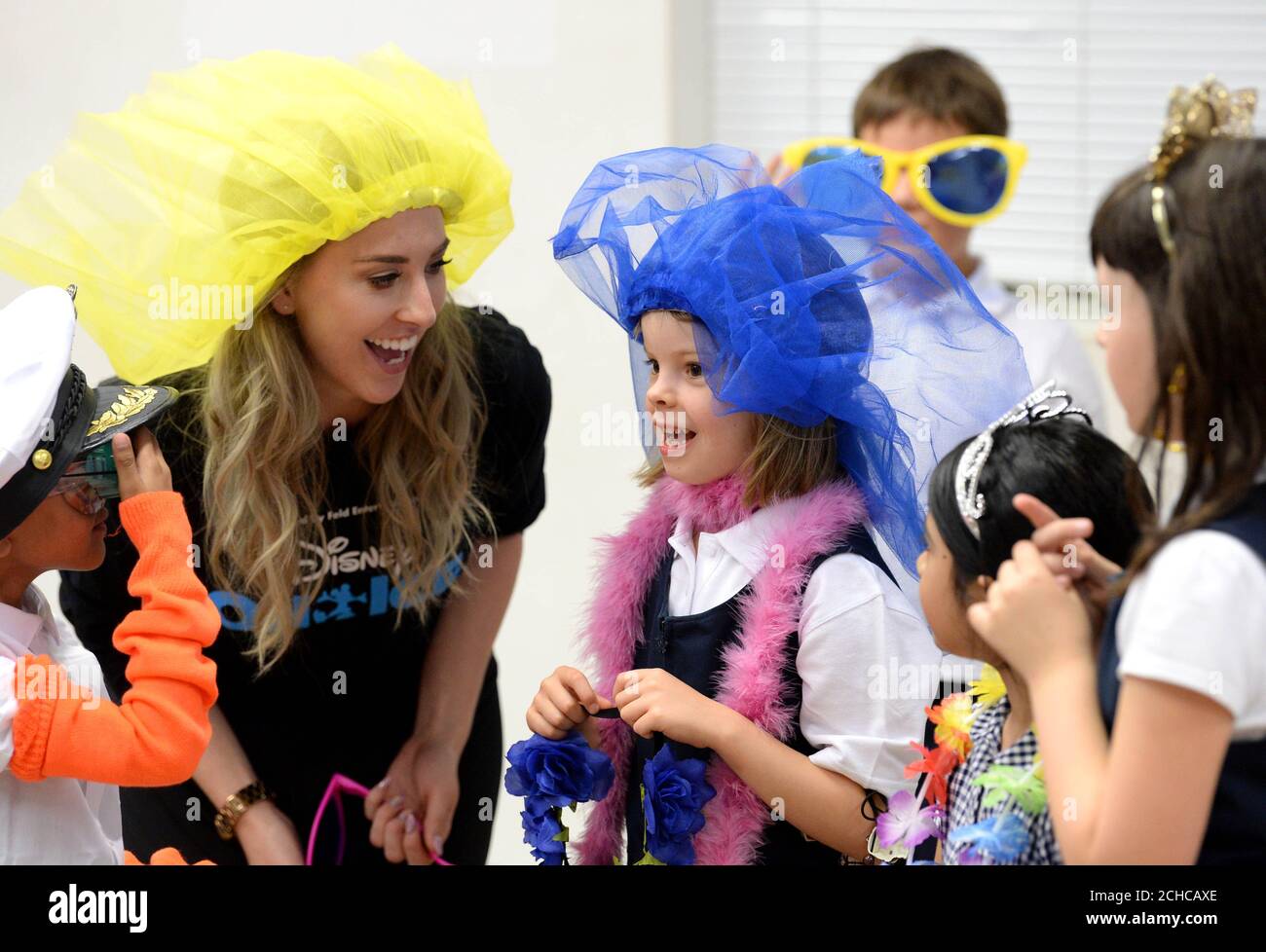 UTILISATION ÉDITORIALE SEULEMENT les enfants de la Chisenhale Primary School lors d'un atelier de danse dans le cadre du programme Fit to Dance en prévision de l'arrivée de Disney on Ice au Royaume-Uni cet automne. ASSOCIATION DE PRESSE. Date de la photo: Mercredi 13 2017 septembre. Disney on Ice présente ÔPassport à AdventureÕ qui présente le Roi Lion, la petite Sirène, Frozen et Peter Pan. Chaque spectacle commence par un pré-spectacle Fit to Dance qui invite le public à se réchauffer avec les personnages de Zootropolis avant le début du patinage. Le spectacle sera en tournée au Royaume-Uni du 22 septembre au 30 décembre en visite à Glasgow, Newcastle, Manch Banque D'Images