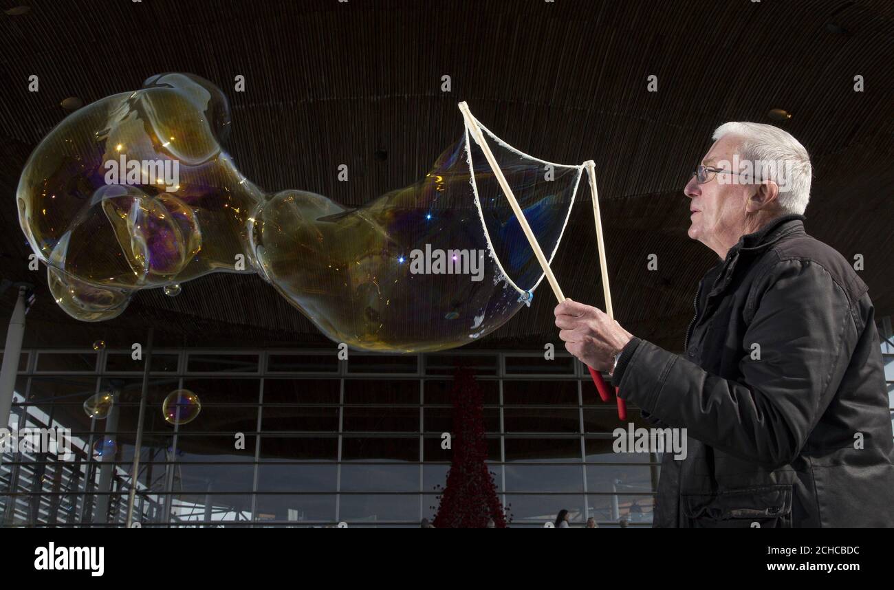 Le patient John Collins, qui souffre de fibroses pulmonaires idiopathiques (FPI), crée une grande bulle pour mettre en évidence son état pulmonaire appelé, au Senedd à Cardiff. ASSOCIATION DE PRESSE. Date de la photo: Mercredi 20 2017 septembre. La British Lung Foundation a lancé un « map for Better Care » qui suggère des moyens d'améliorer les traitements et le soutien aux patients atteints de FPI. La maladie se caractérise par des cicatrices dans les poumons avec de petites bulles qui ont un aspect « nid d'abeille » et un son enregistré sur des stéthoscopes de la poitrine des gens qui enregistrent un bruit de bouillonnement. Il y a environ 2,100 pe Banque D'Images