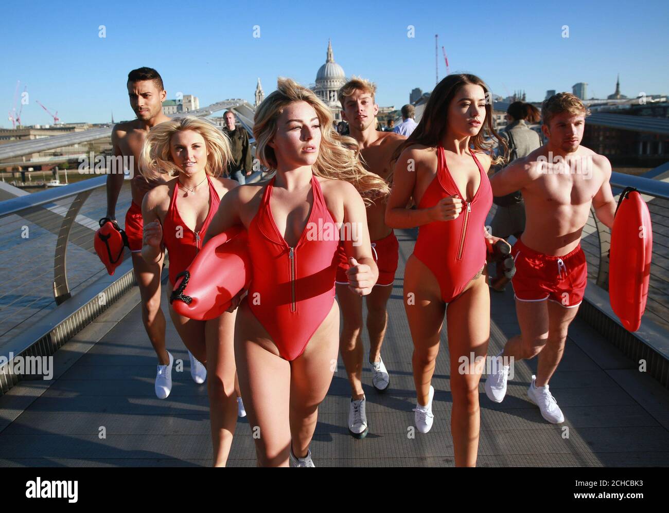 USAGE ÉDITORIAL SEULEMENT (de gauche à droite) Javier CID, Heather Wiring, Annie Nichols, Ruben Slecton, Katie Groark et Andrew Davidson recréent aujourd'hui la célèbre scène de course sur le pont du Millénaire à Londres pour célébrer la sortie de Baywatch, Qui est maintenant disponible en numérique et Blu-ray et DVD le lundi 25 septembre. ASSOCIATION DE PRESSE. Date de la photo : vendredi 22 septembre 2017. Le crédit photo devrait se lire: Matt Alexander/PA fil Banque D'Images